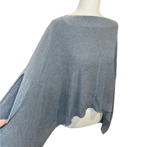 LULULEMON Forward Flow Poncho Gray Cashmere Blend
Oversized Sweater - Picture 4 of 9